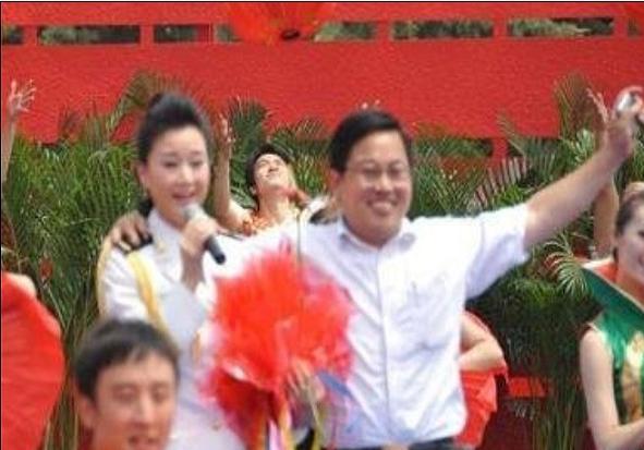 河南濮阳一干部强搂歌手宋祖英被免 - 三支脚网