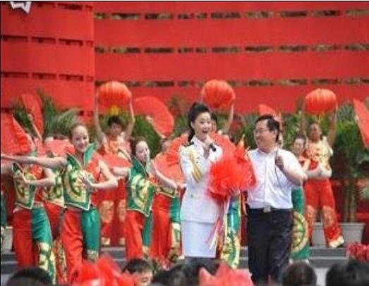 河南濮阳一干部强搂歌手宋祖英被免 - 三支脚网