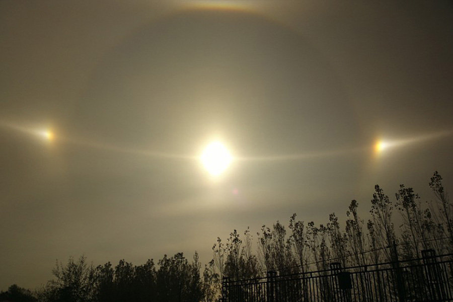 内蒙赤峰天空出现三个太阳-自然传奇-三支脚